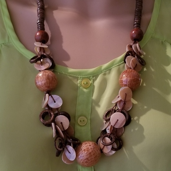 ❗5 For $2️⃣5️⃣ Bundle Sale❗️Wood & Shell Beaded Necklace - Picture 1 of 4